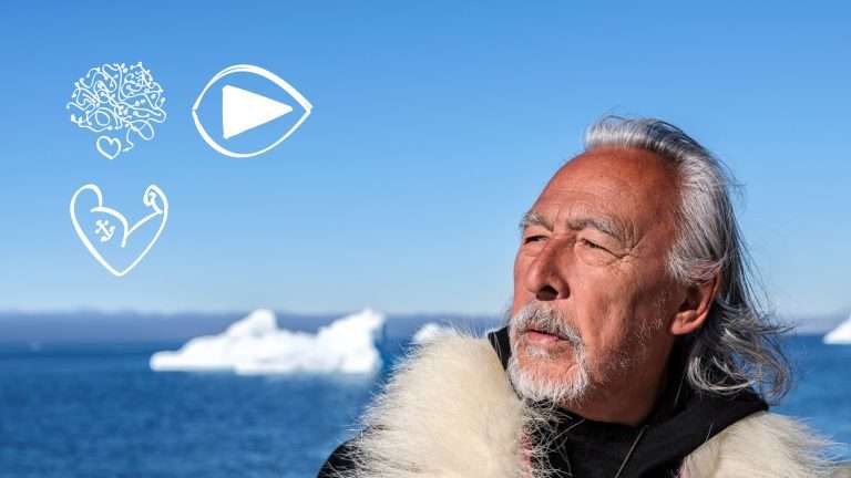 Portret van Angaangaq, een stamoudste uit Groenland