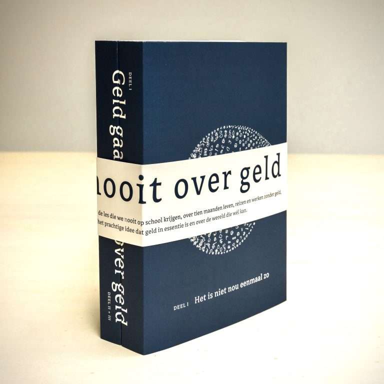 Het papieren boek, de twee volumes staand en bij elkaar gehouden door een wikkel.