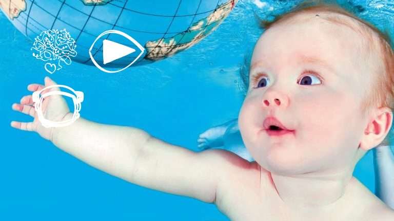 Baby die onderwater zwemt