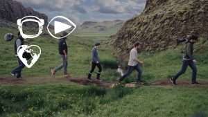 Een groepje filmmakers dat door een berglandschap loopt