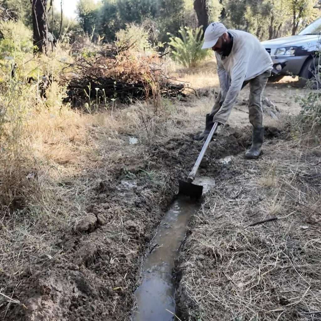 Raymond-digging-a-trench.jpg