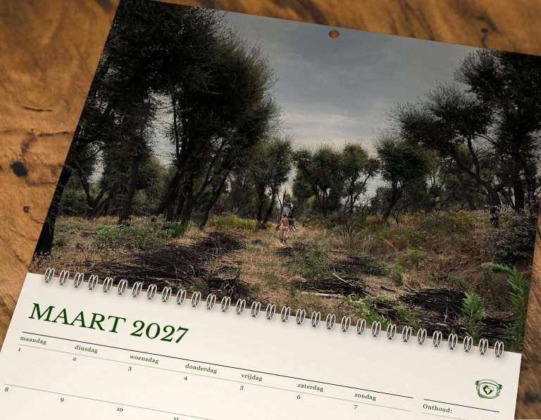 # Table mock-up - open close-up on wood (March) NL